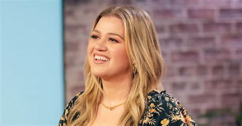 Kelly Clarkson Bikini