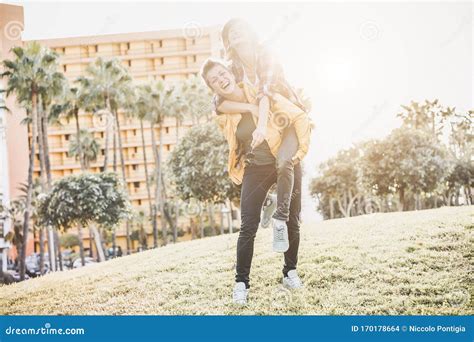 Casal Gay Feliz Se Divertindo Ao Ar Livre Jovens Parceiras Do Sexo Feminino Rindo Juntas Na