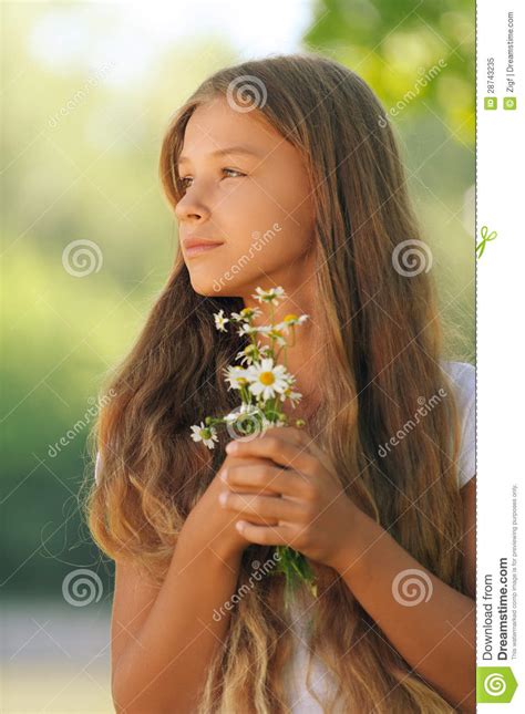 Belle Fille Avec Des Camomiles Image Stock Image Du Verticale Calme