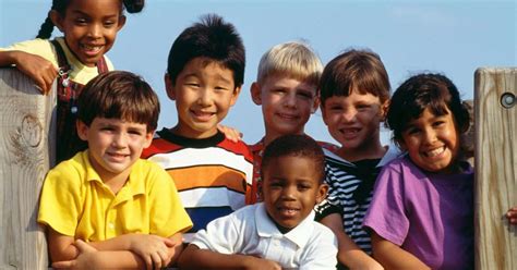 niños de diferentes razas Rómulo Parra abogado