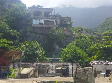 Familias Viven Entre Las Ruinas De Carmen De Uria Esperando Casas