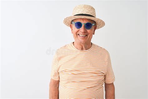 Anciano Con Gafas De Sol De Camisa A Rayas Y Sombrero De Verano Sobre