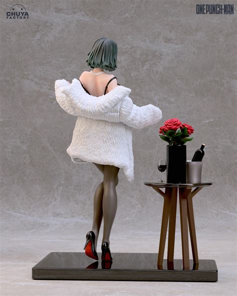 Fubuki porte de la lingerie érotique pour une silhouette Funeral For A Manga