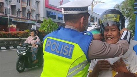 Satlantas Polres Bireuen Tegur Pelanggar Lalu Lintas Dan Bagikan Helm