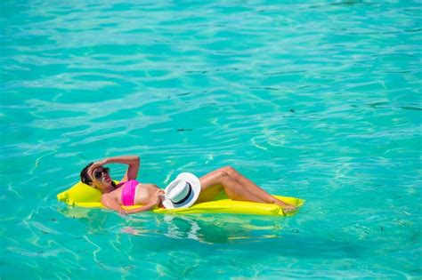 Vue De Dessus De La Jeune Femme Mince En Bikini Sur Le Matelas Pneumatique Vert Dans La Piscine