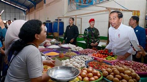 Jokowi Cek Harga Sembako Di Pasar Oebobo