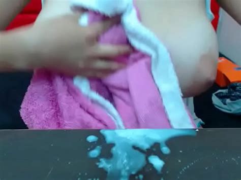 Milf Embarazada Juega Con Las Tetas De Leche XVIDEOS