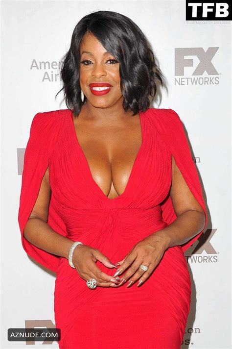 Niecy Nash Sexy Flashes Her Hot Boobs In Various Photos Collection Aznude