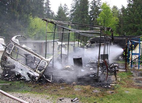 Alarm Auf Campingplatz Wohnwagen Steht In Flammen