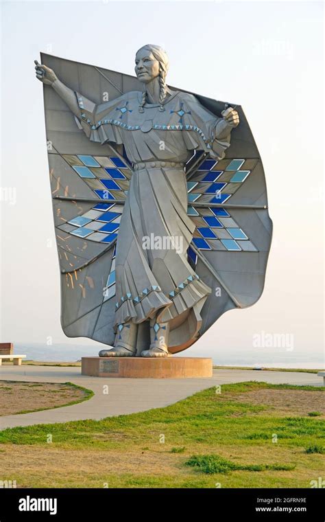 Dignity Statue Of Native American Women Stock Photo Alamy