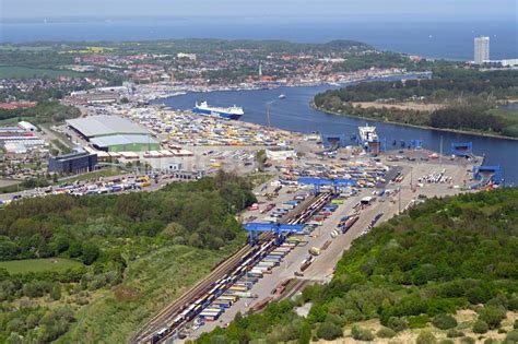 Luftaufnahme Travemünde Terminal Skandinavienkai im Ortsteil Ivendorf