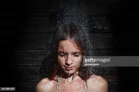 Girls Outdoor Shower Fotografias E Filmes Do Acervo Getty Images