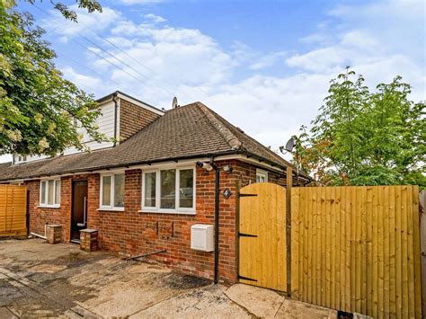 4 Bed Semi Detached Bungalow For Sale In Juniper Drive High Wycombe