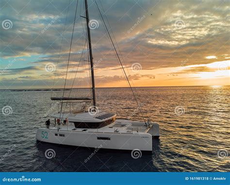 Iate Solitário Moderno Em águas Calmas Do Oceano Atlântico Aberto Ao