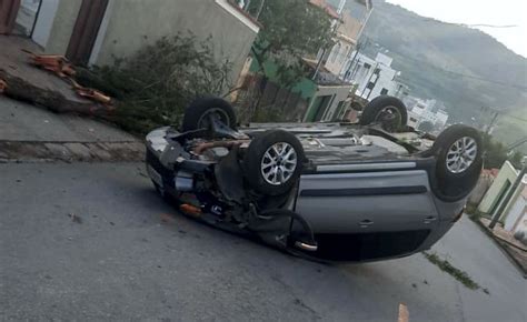 Motorista Capota Ve Culo No Bairro De Lourdes Ao Desviar De Outro Carro