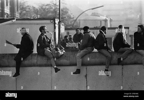 Fall of the berlin wall, 1989 hi-res stock photography and images - Alamy