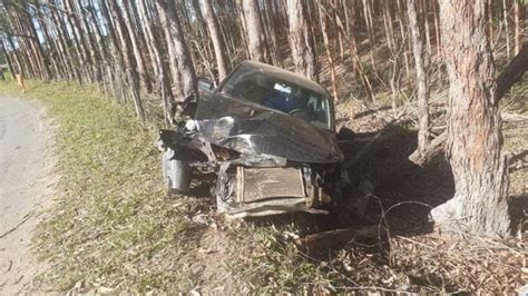 A Gazeta Carro Sai Da Pista Bate Em Cerca E Motorista Fica Ferida Em