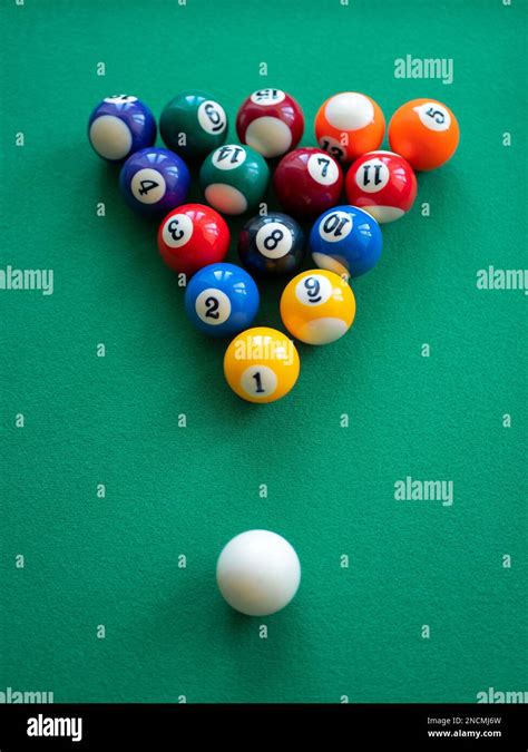 Mettre Une Table Pour La Piscine Avec Des Boules De Taches Et De Bandes