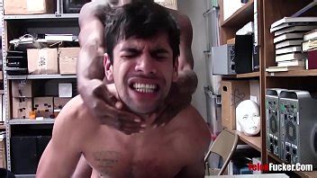 Chico fuerte suplica a un policía gay que se corra rápido XVIDEOS