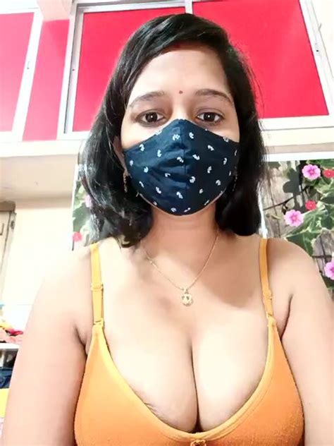 Indian Milf Rabbi Guddu Squeezes Milk From Her Boobs