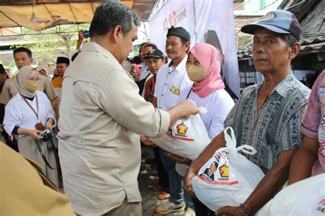 Ahmad Muzani Serahkan Bantuan Gerindra Untuk Korban Banjir Di Jateng