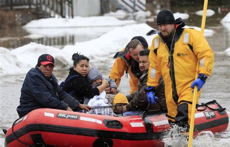 Midwest Flooding Forces Evacuations Closing Of Road River The