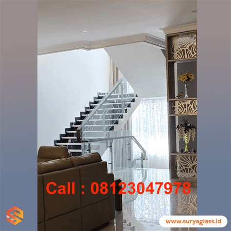 Kaca Railing Dengan Tiang Stainless Dan Pegangan Kayu Aplikator Kaca