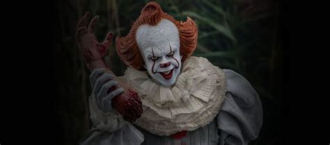 Pennywise Figure Heading Your Way From Hot Toys Horror News Network