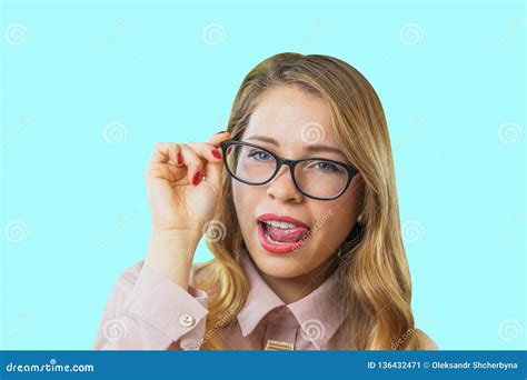 Portrait D Une Jeune Blonde Attirante En Verres Qui Tient Des Verres Avec Une Main Ouvrant Sa