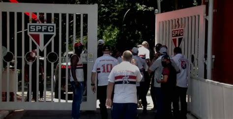 Torcedores Do S O Paulo V O Ao Ct E Conversam Comiss O T Cnica E