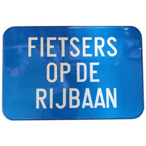 Verkeersbord Opschrift Fietsers Op De Rijbaan Wegsignalisatie