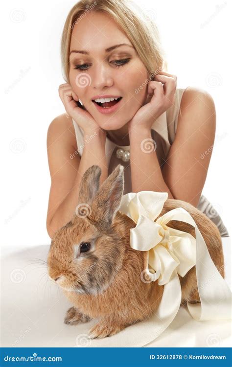 Ragazza Con Un Coniglio Fotografia Stock Immagine Di Lanuginoso