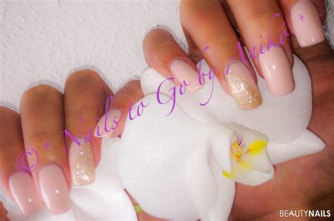 Gel Modellage Nude Look Silver Gold Glitter Highlights auf den Ringfingern Gelnägel