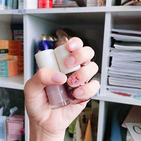 Sơn màu nude phối kim tuyến màu siêu đáng yêu nhẹ nhàng tiểu thư lắm è Up cho khách xem mà màu