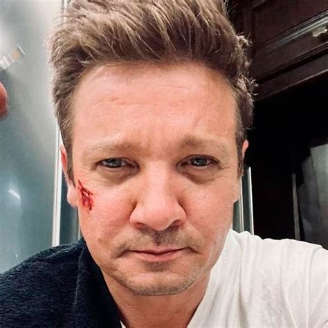 Visti Ndose De H Roe En La Vida Real Jeremy Renner Le Salv La Vida A