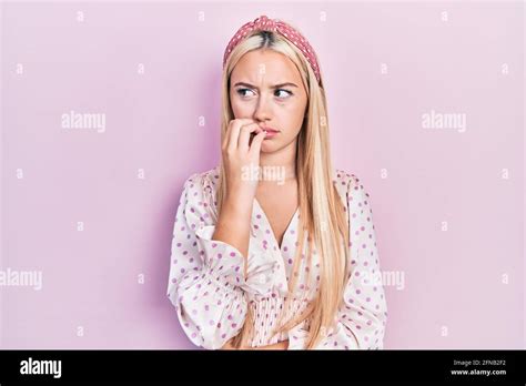 Jeune Fille Blonde Portant Des V Tements D Contract S Qui Ont L Air Stress S Et Nerveux Avec Les