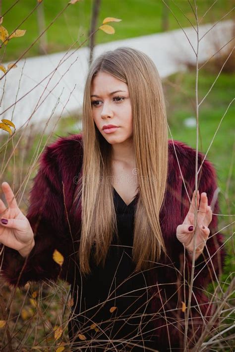 Jolie Fille Blonde Avec De Longs Cheveux Image Stock Image Du Coiffure Attrayant 83584439