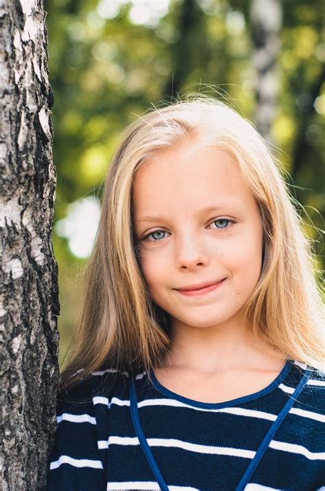 Portrait D Une Belle Petite Fille Blonde Avec De Longs Cheveux Image