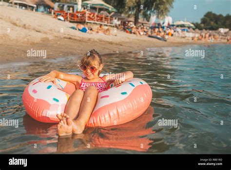 S E M Dchen In Pinken Bikini Nass Fotos Und Bildmaterial In Hoher