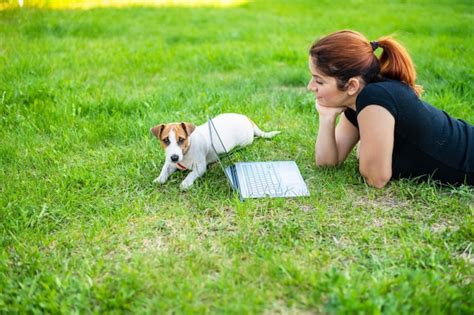 Mujer Con Perro Acostado En La Hierba Foto Premium