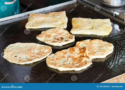 Haciendo Del Pan Plano Indio Canai Del Roti Foto De Archivo Imagen