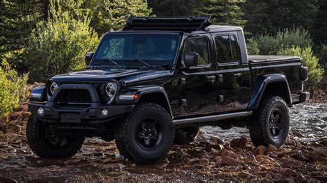 2024 Jeep Gladiator unveiled with boxy design, V6 engine