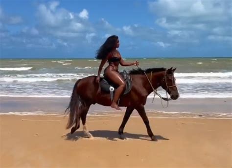 Iza Anda A Cavalo De Biqu Ni Em Praia M Paz V Deo Quem Quem News