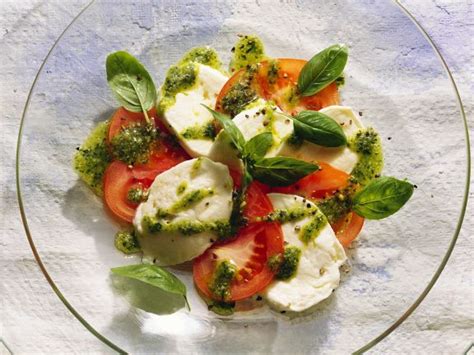 Tomate Mozzarella Mit Basilikumpesto Rezept Eat Smarter