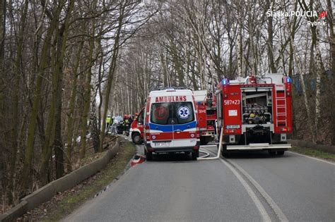 Wypadek na Śląskiej w Rybniku Nissan uderzył w drzewo nie żyje