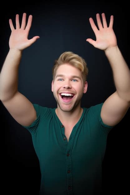 Um homem gay bonito um rosto feliz e as mãos para cima criado ia generativa Foto Premium