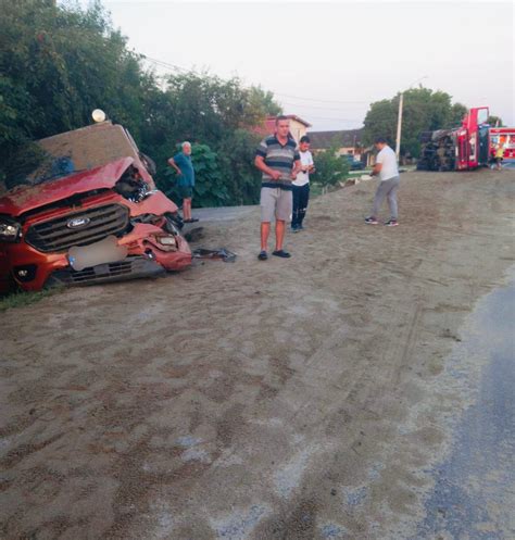 Trafic blocat pe DN 6 în apropiere de Timişoara O basculantă cu nisip