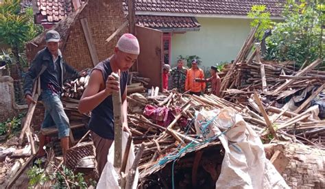 Diterjang Hujan Angin Rumah Pria Lansia Di Sukabumi Ambruk Okezone News