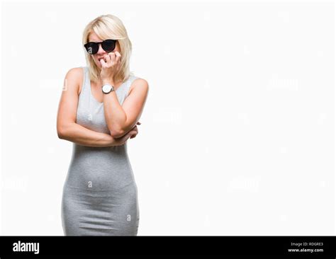 Junge hübsche blonde Frau mit Sonnenbrille über isolierte Hintergrund gestresst und nervös mit