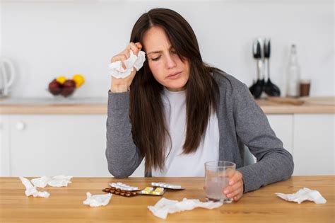 Mujer Que Sufre De Alergia Vista Frontal Foto Gratis